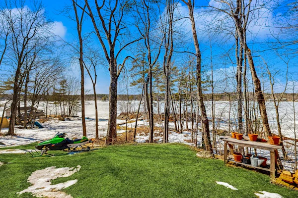 Adorable waterfront gem with 2 kayaks, high-speed WiFi, full kitchen & dock