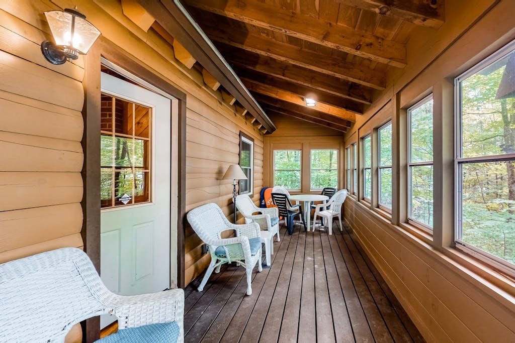 Fantastic retreat close to lake with nearby boat access & private beach - dog OK