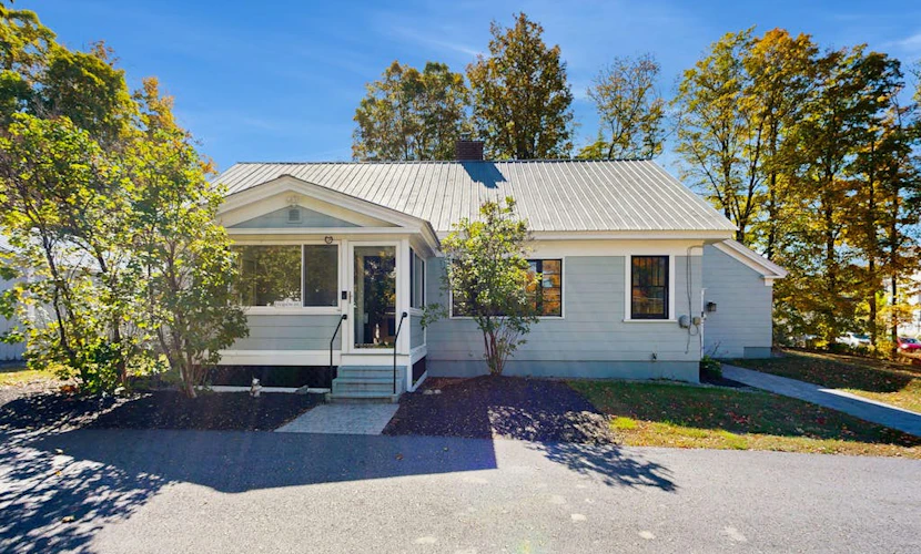 Pristine home near skiing with furnished deck, pool table & firepit