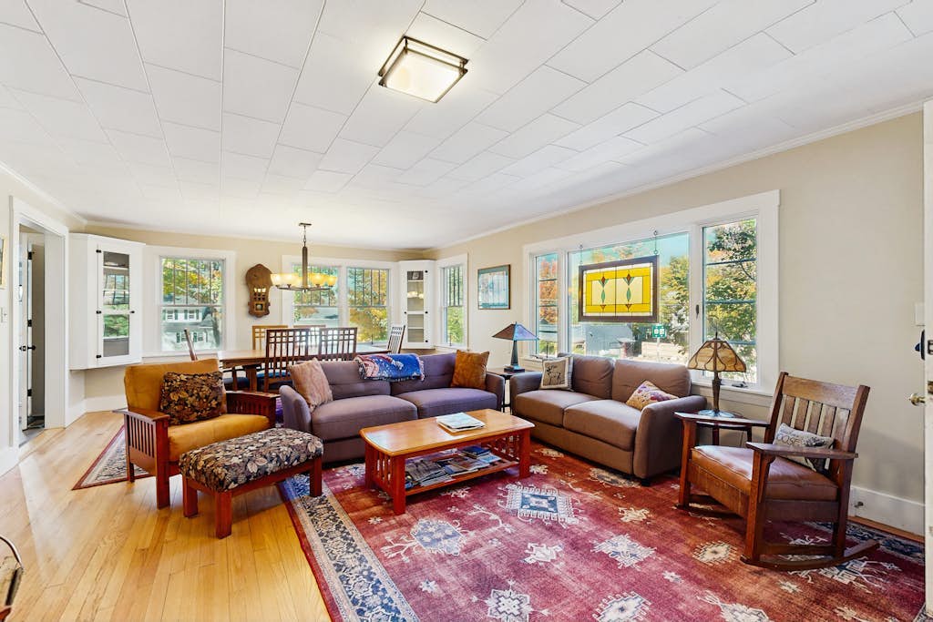 Pristine home near skiing with furnished deck, pool table & firepit