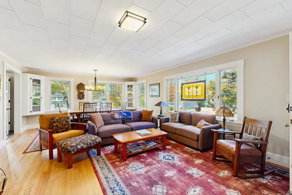 Pristine home near skiing with furnished deck, pool table & firepit