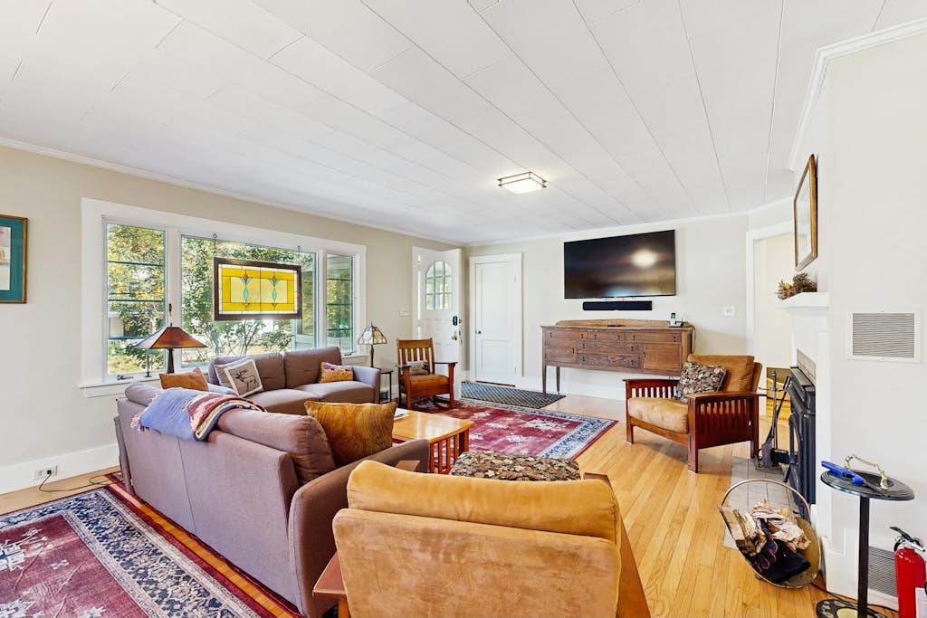 Pristine home near skiing with furnished deck, pool table & firepit
