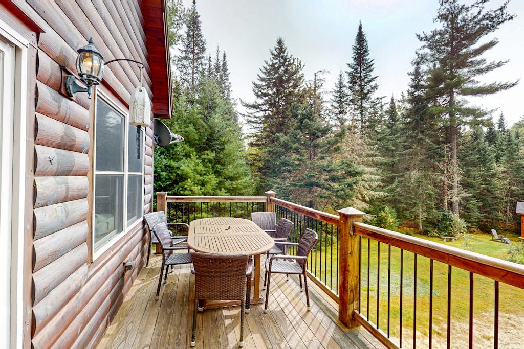 Dog-friendly Sunday River retreat with large yard, grill, washer/dryer