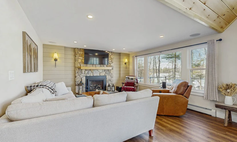 Lakefront house with private beach, firepit, dock, 4 kayaks, grill & hot tub