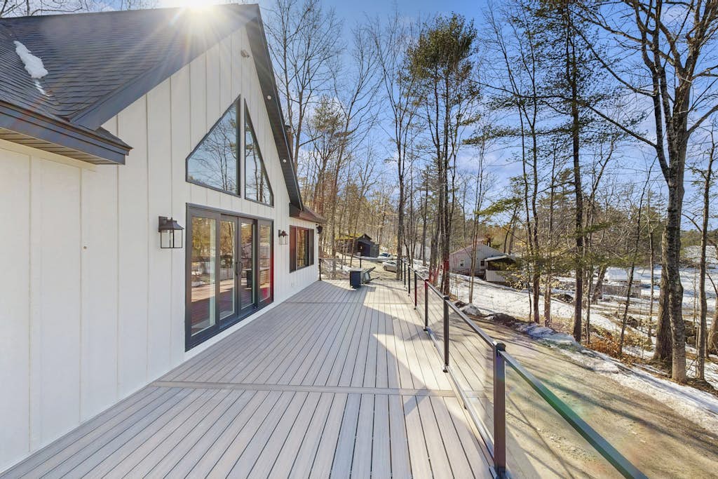 Lakefront house with private beach, firepit, dock, 4 kayaks, grill & hot tub