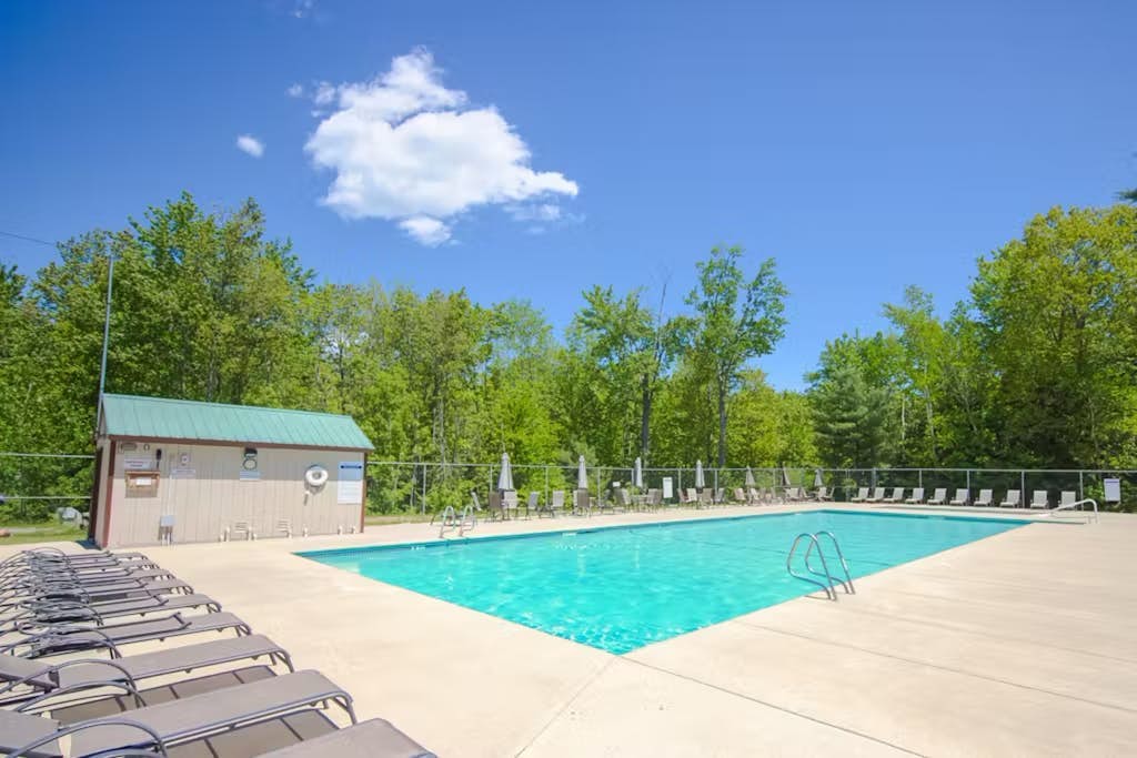 Cozy 3BR home for outdoor enthusiasts, deck, pool, tennis, w/d, trails & BBQ