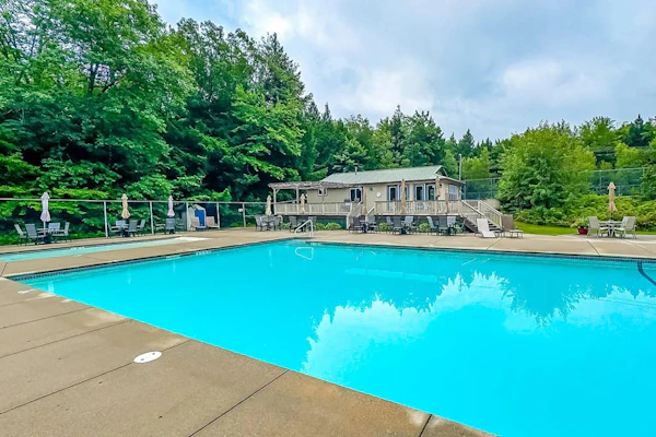 Charming lakeside home near skiing w/ shared pool, tennis courts, & washer/dryer