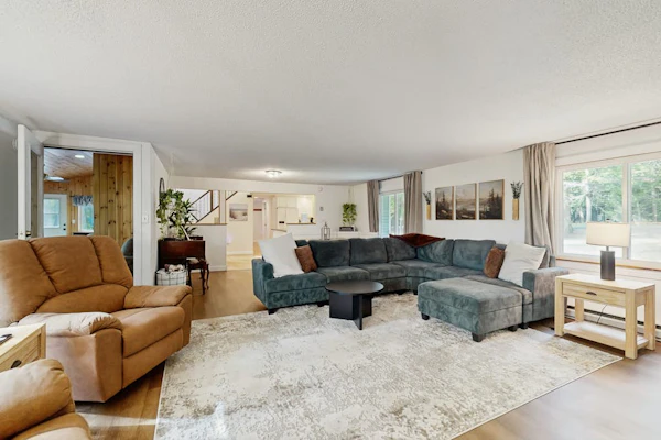 Charming lakeside home near skiing w/ shared pool, tennis courts, & washer/dryer