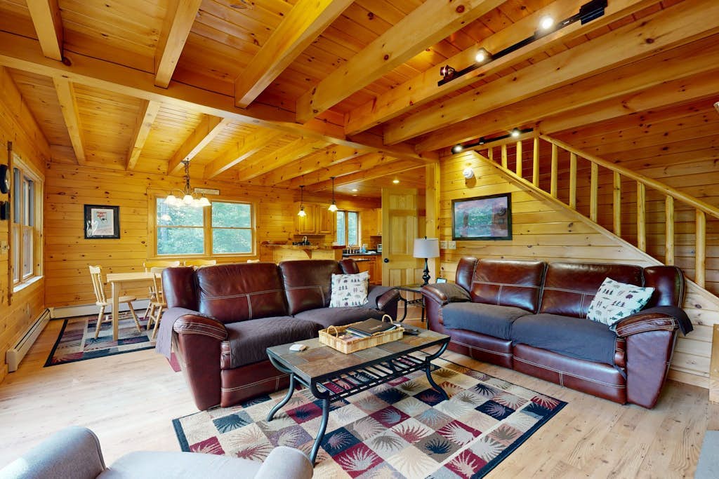 Spacious Chalet with Pool Room, Foosball, Hot Tub & Skiing at Mt. Abram