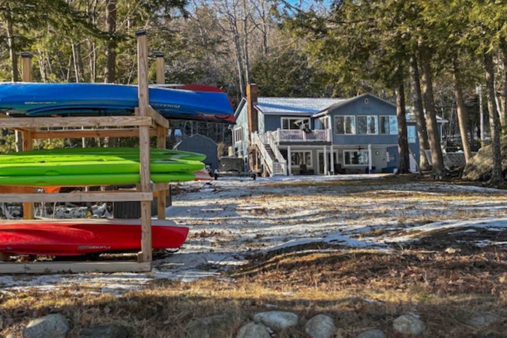 Charming Four-Season Lakehouse with Scenic Views and Activities for All Ages