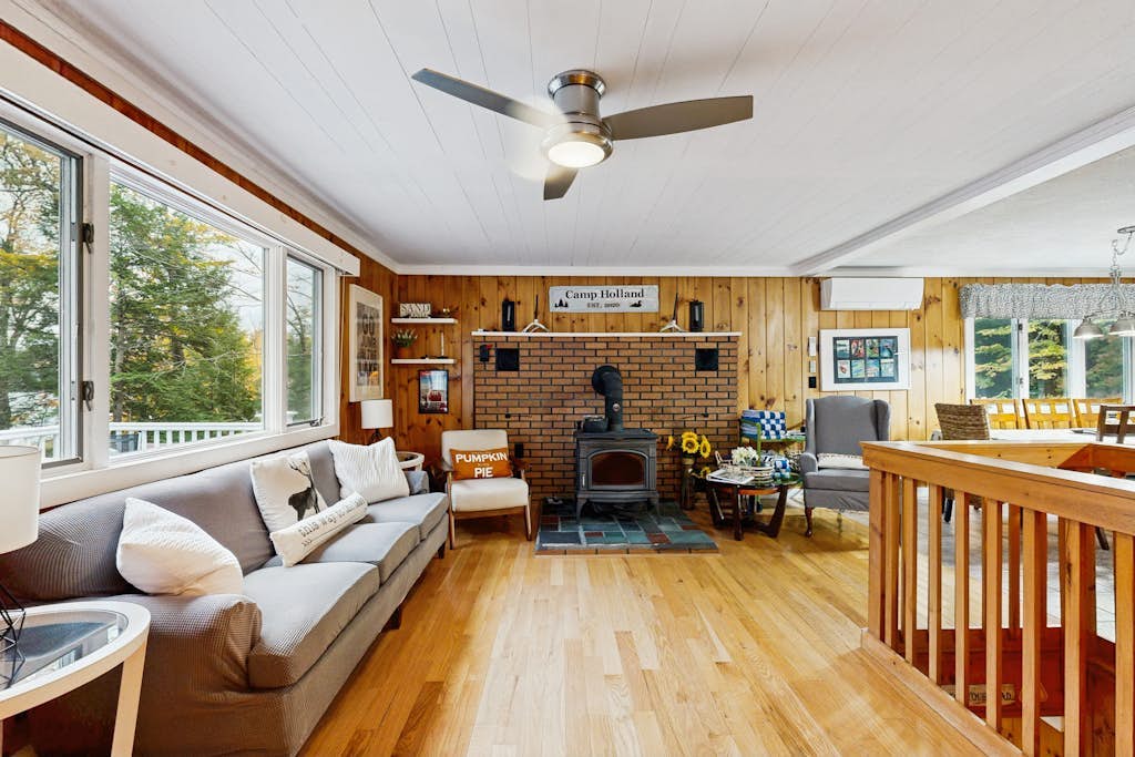 Charming Four-Season Lakehouse with Scenic Views and Activities for All Ages