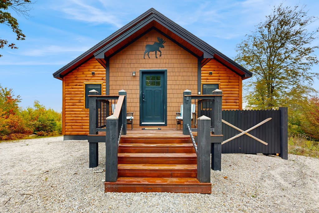 Spacious mountain retreat with fire pit, hot tub, sauna, and foosball