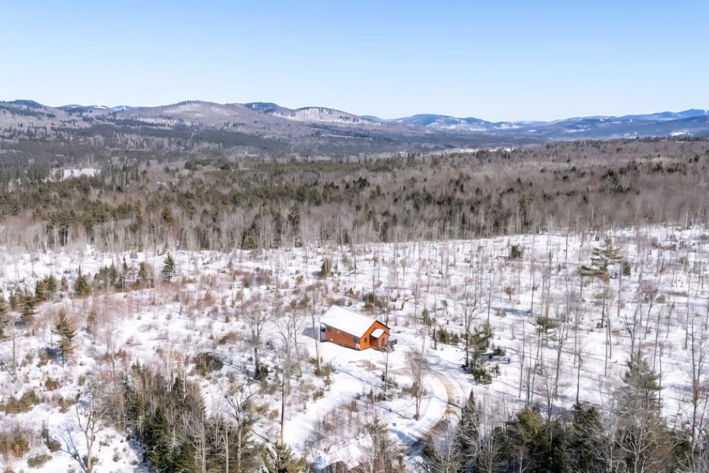 Spacious mountain retreat with fire pit, hot tub, sauna, and foosball