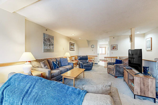 Dog-Friendly Slopeside Condo - Walk to Slopes - Fireplace, Firepit & WiFi
