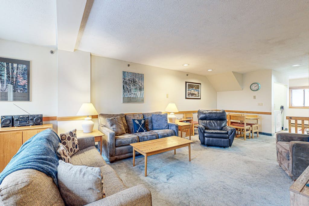 Dog-Friendly Slopeside Condo - Walk to Slopes - Fireplace, Firepit & WiFi