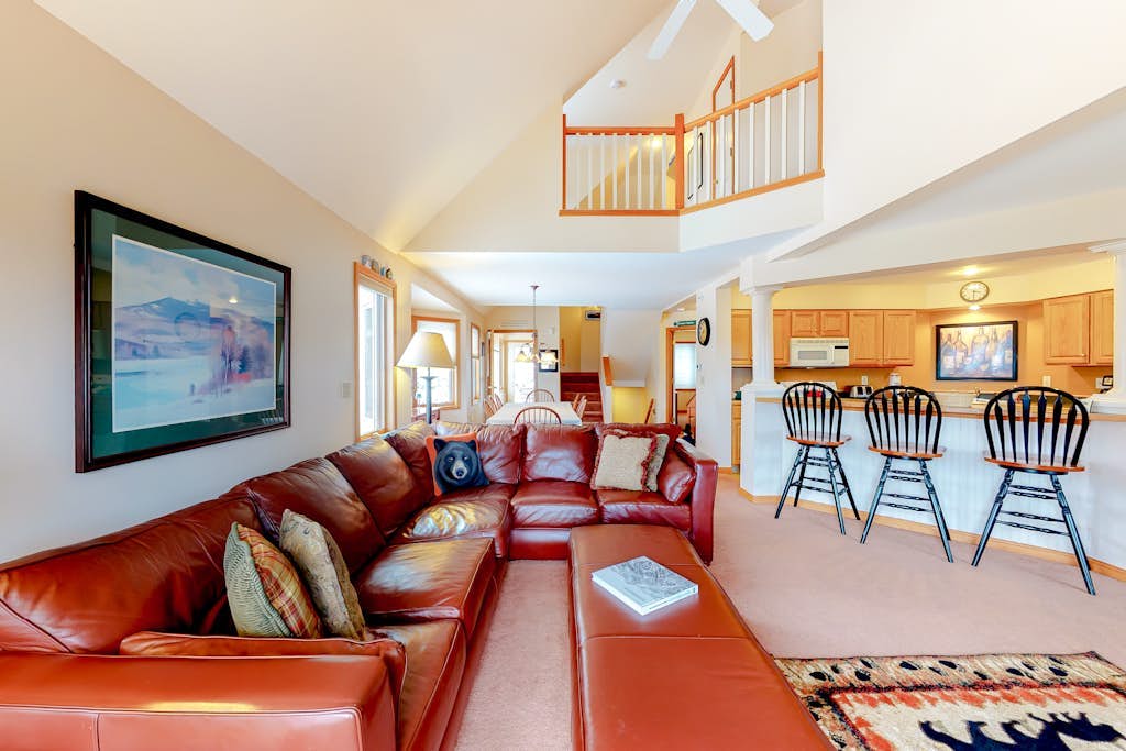 Cute townhome on the slopes with trail access, deck, hot tub & pool