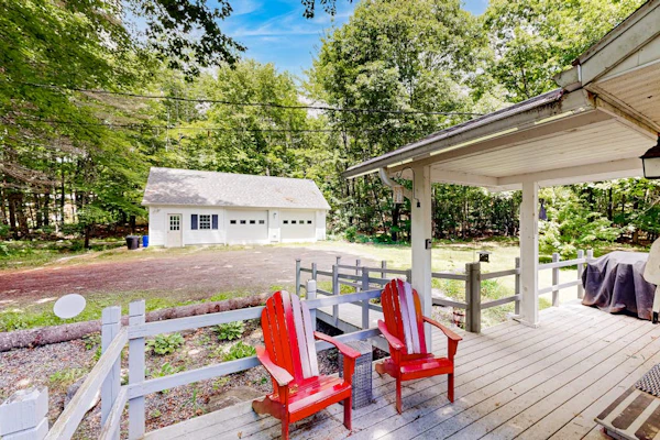 Secluded escape with three beaches, lake access, grill & fast WiFi - dogs OK