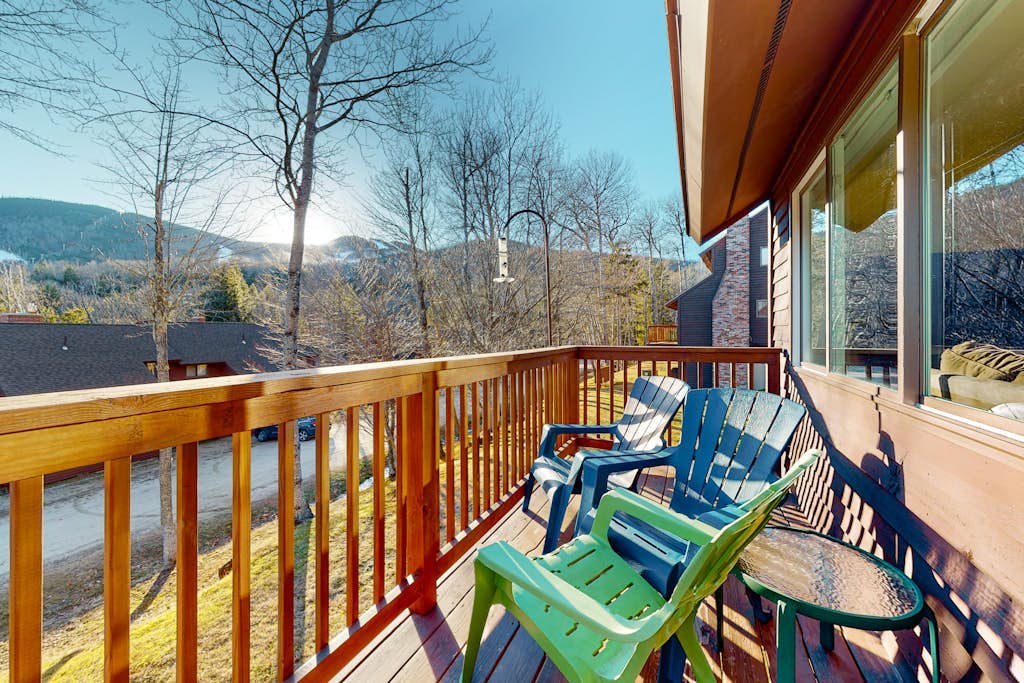 Ski-in/out condo with mountain view, deck, fast WiFi & fireplace - near golf
