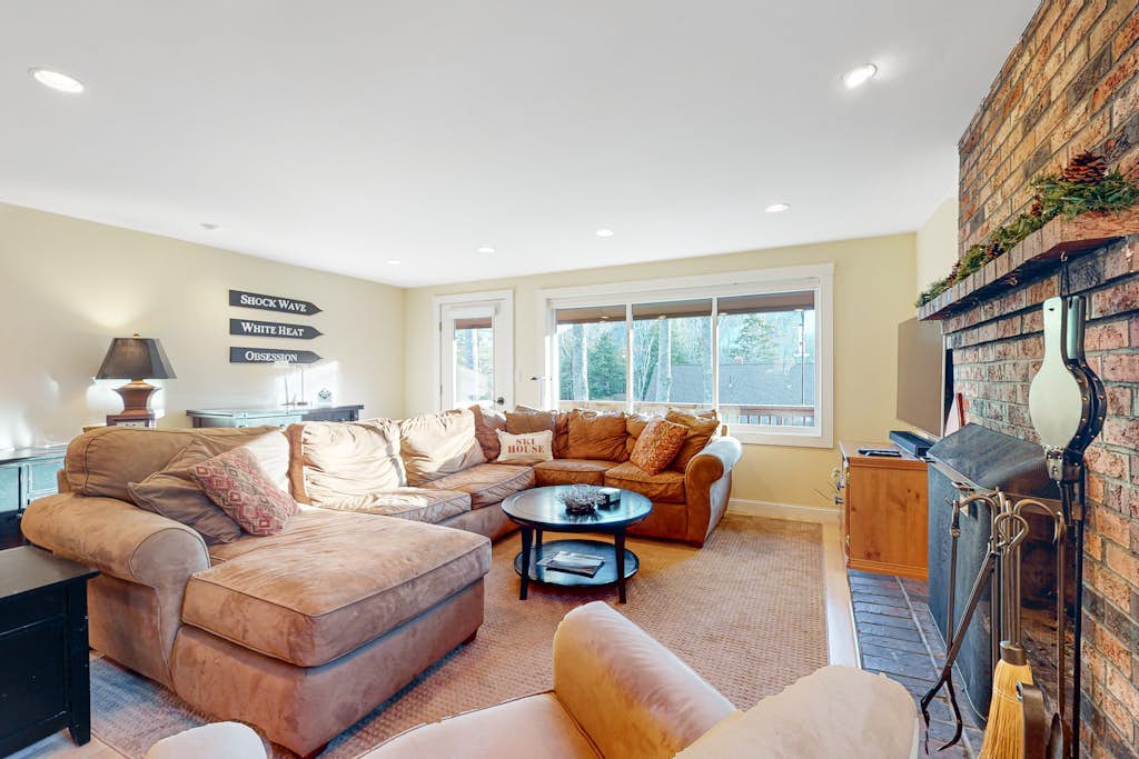 Ski-in/out condo with mountain view, deck, fast WiFi & fireplace - near golf