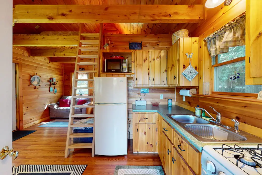 Lenas' Lakeside Cabin