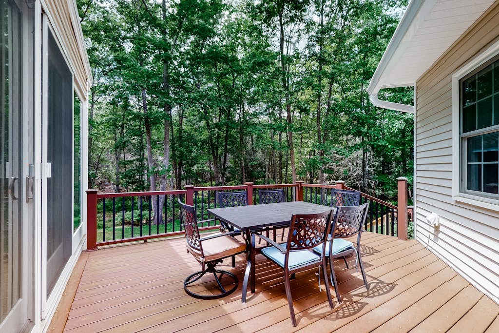 Secluded getaway near the beach & town with game room and hot tub
