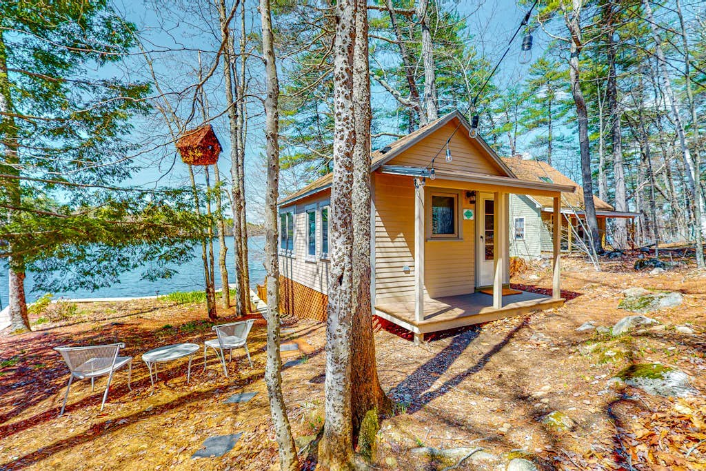Refurbished waterfront 1950s cabin with sauna, firepit, grill & kayaks - dogs ok