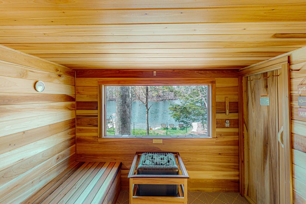 Refurbished waterfront 1950s cabin with sauna, firepit, grill & kayaks - dogs ok