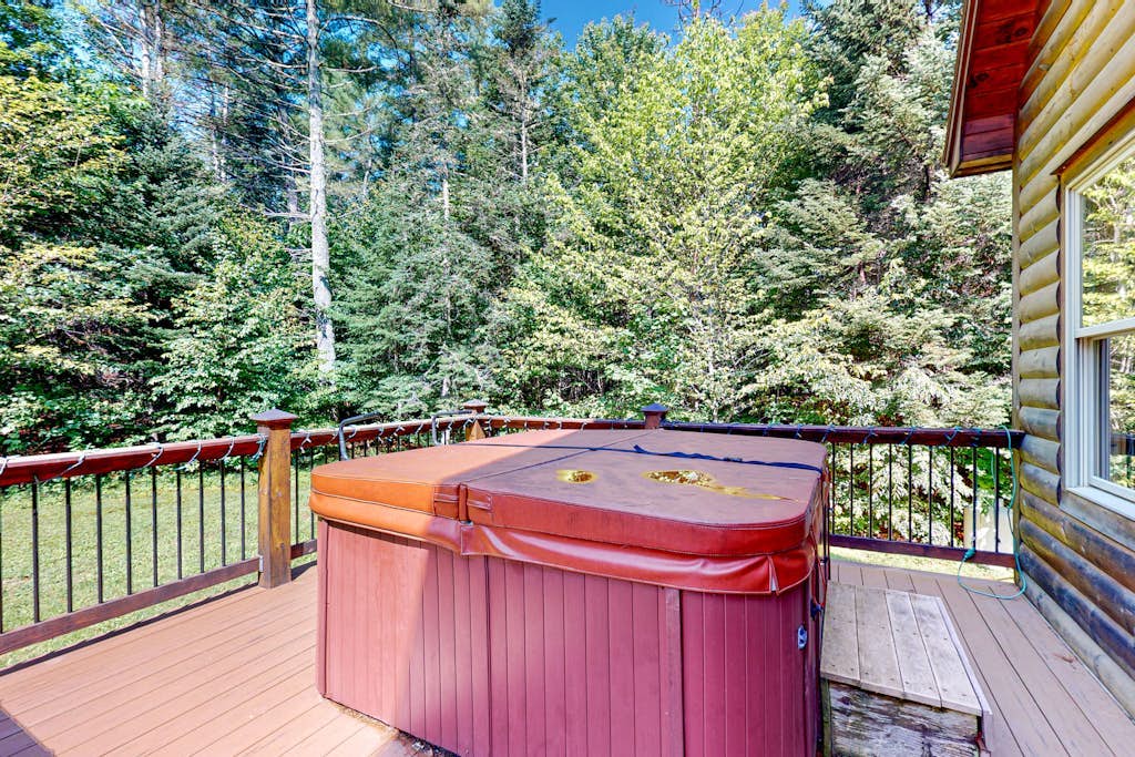 Log cabin 1 mile from Sunday River with hot tub, fireplace & Ping-Pong