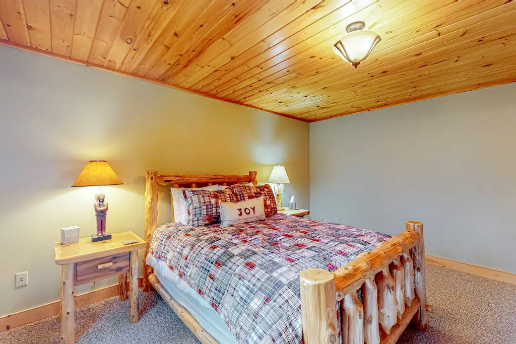 Pinecone Lodge