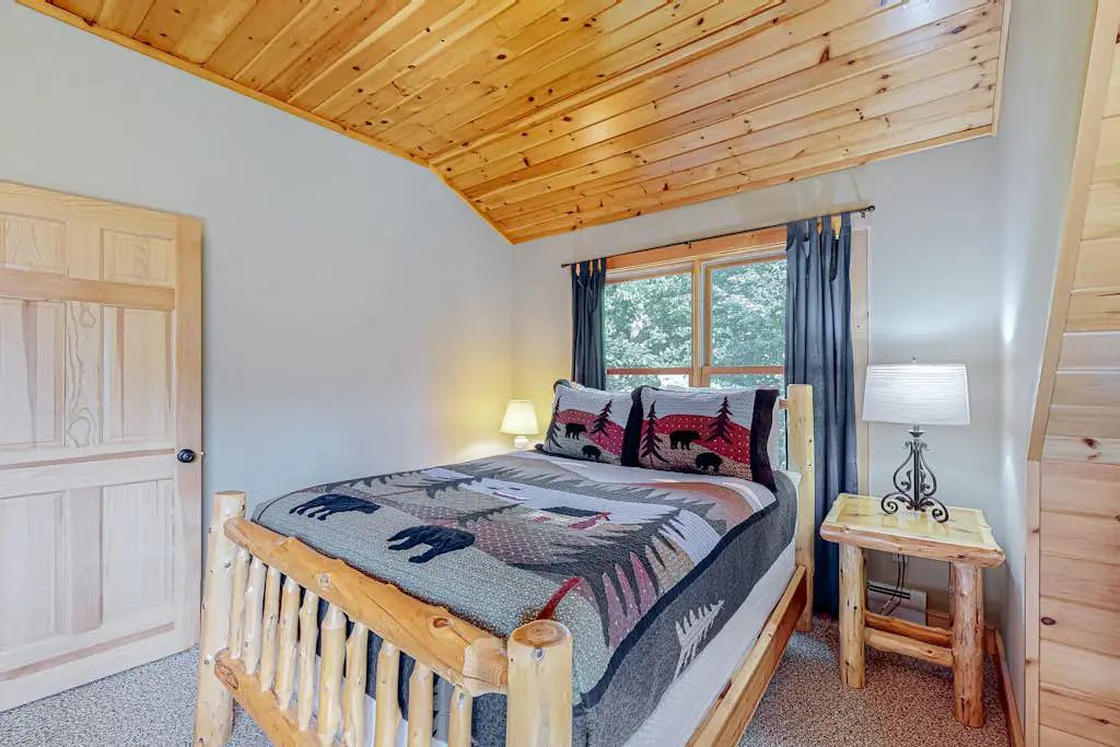 Pinecone Lodge