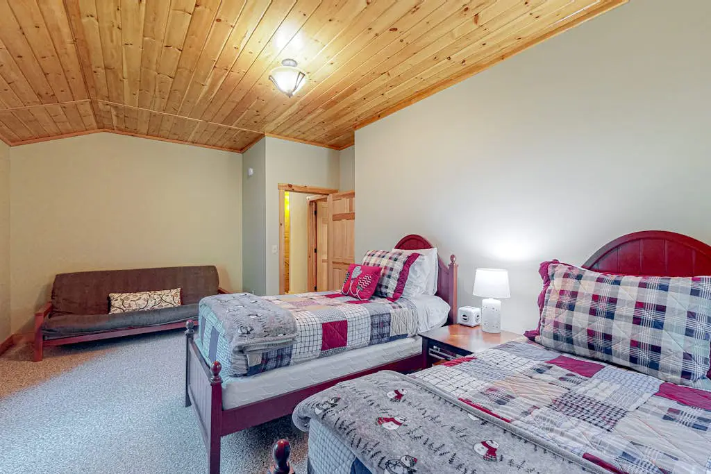 Pinecone Lodge