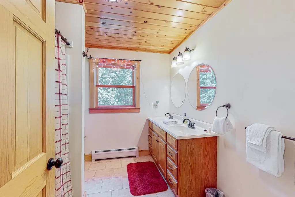 Pinecone Lodge
