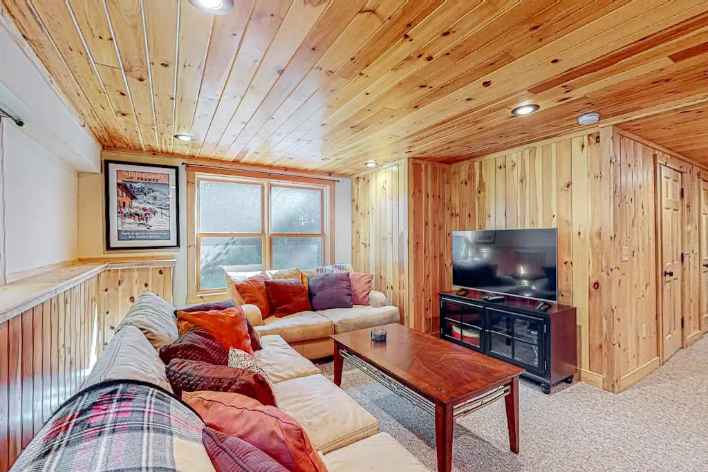 Pinecone Lodge