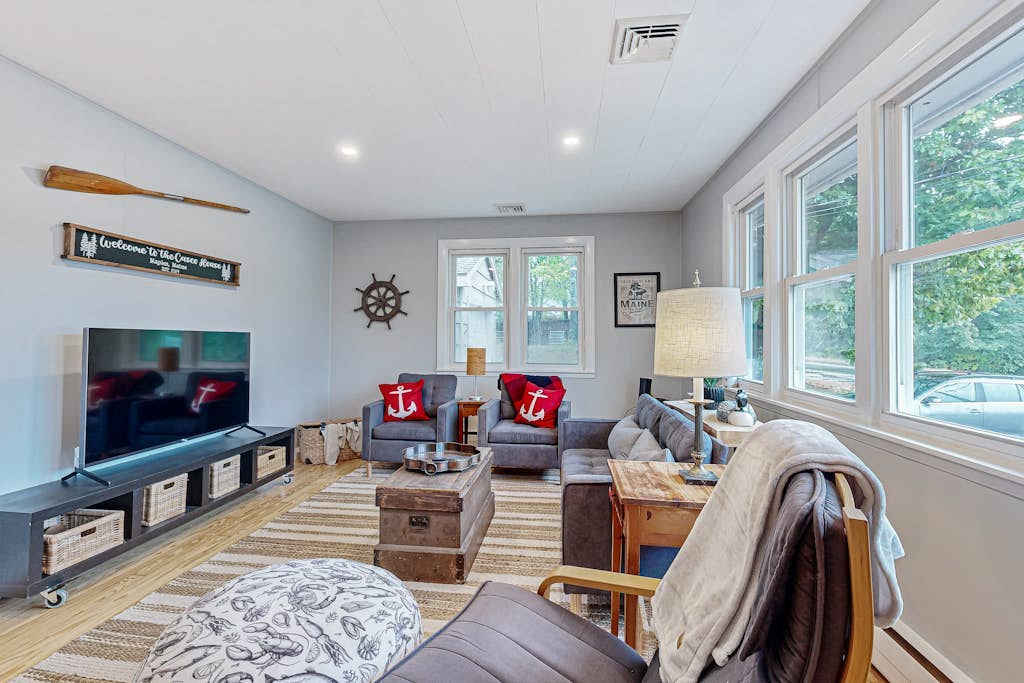 Charming Retreat House with Game room and Outdoor Firepit