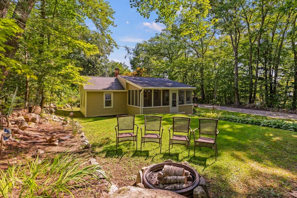 Charming cottage w/ access to Sebago Lake, private boat mooring, & cozy sunroom