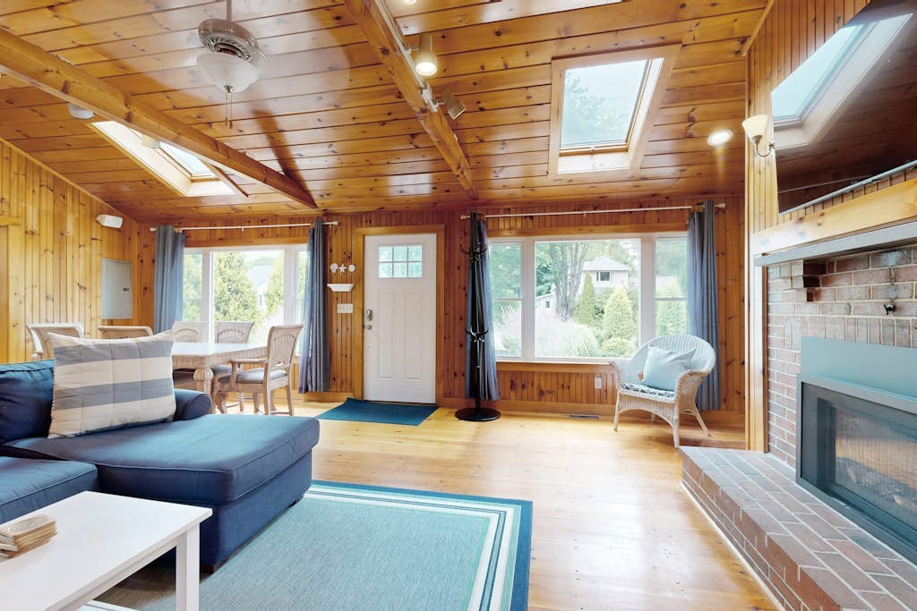 Charming home with patio & studio - walk to Footbridge Beach