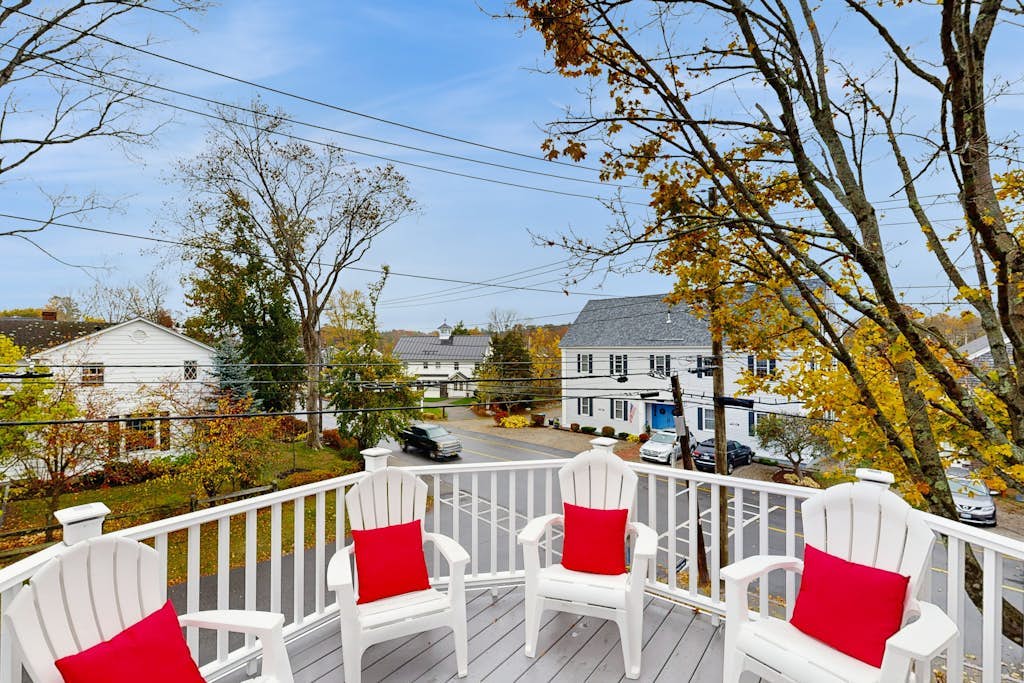Classic apartment in the heart of town - walk to beaches/eateries