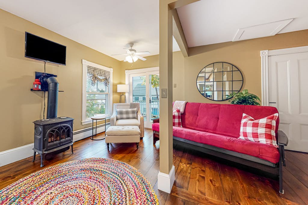 1 BR plus downtown - walk to Beaches/ Eateries