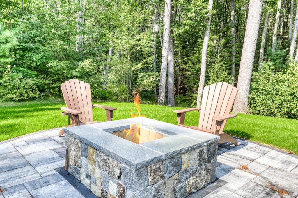 Charming home with deck, crib, yard, 5-person hot tub - 1 dog OK, walk to beach