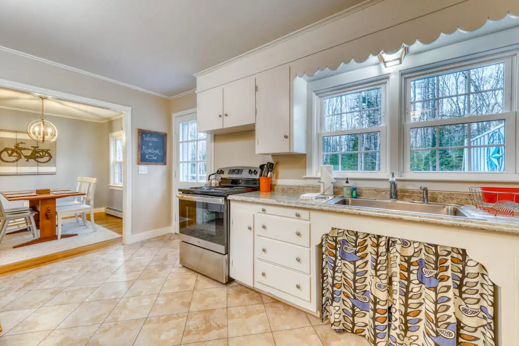 Kennebunk Family Cottage With Crib