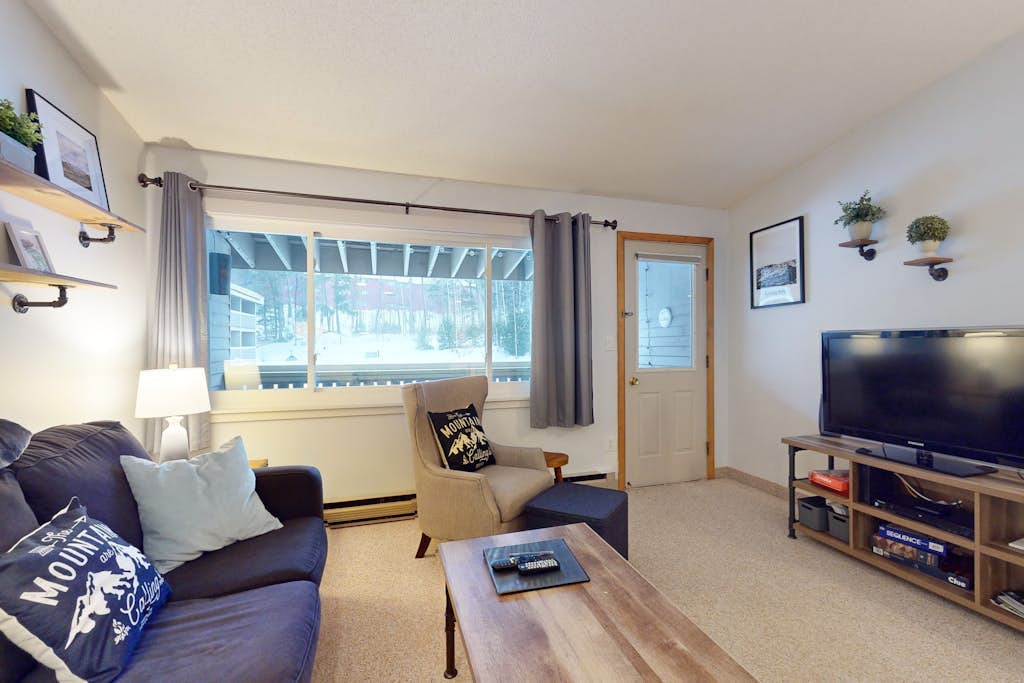 Ultimate cozy 1BR ski-in/ski-out getaway w/ shared indoor hot tub & pool