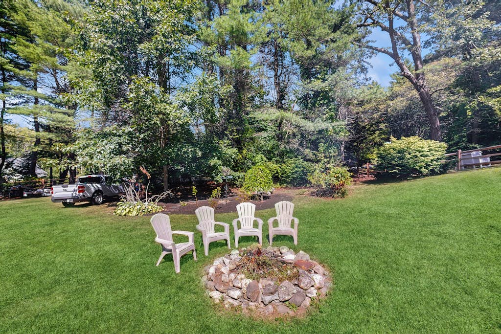 Charming  Retreat w/ WiFi, Ping Pong Table & Walking Distance to the Ocean