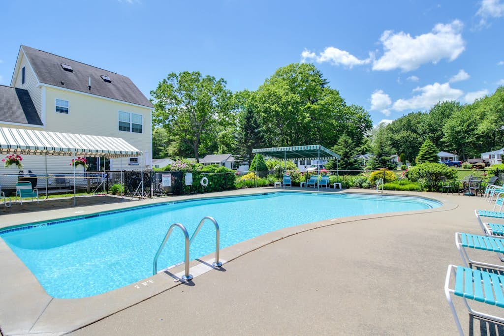 Spacious condo w/ shared pool and full kitchen Close to the beach