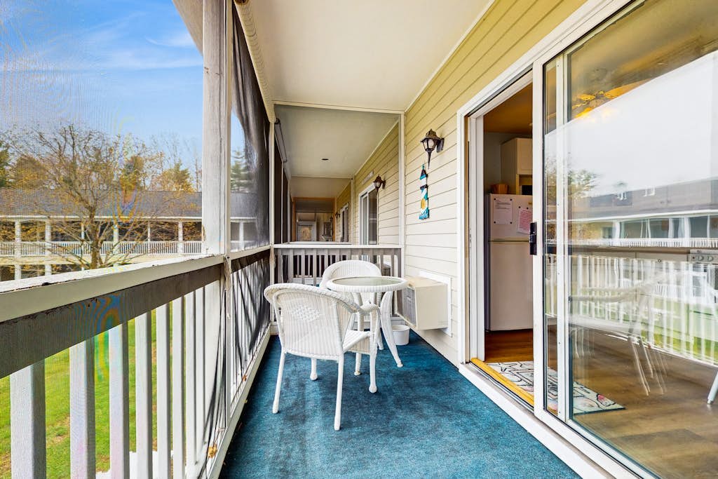Condo w/ balcony, seasonal pool and pool table and walkable location