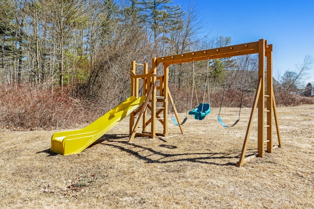 Condo w/ balcony, seasonal pool and pool table and walkable location