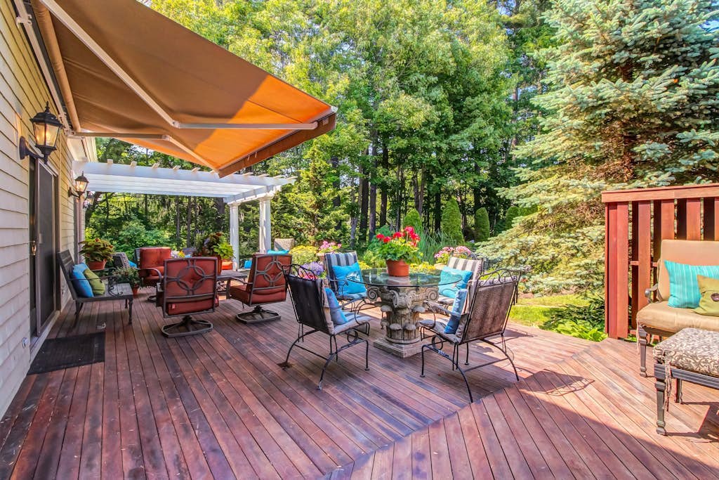 Luxurious house with golf course views, firepit, pergola, deck, and central AC