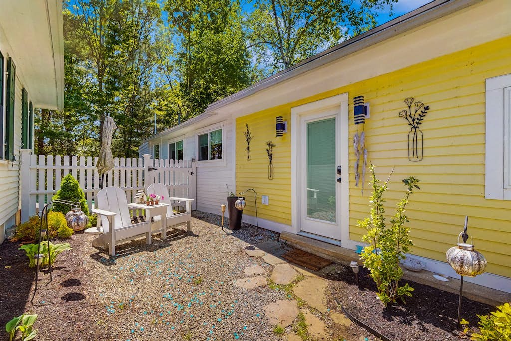 Dog-friendly home with full kitchen, private W/D, & outdoor firepit