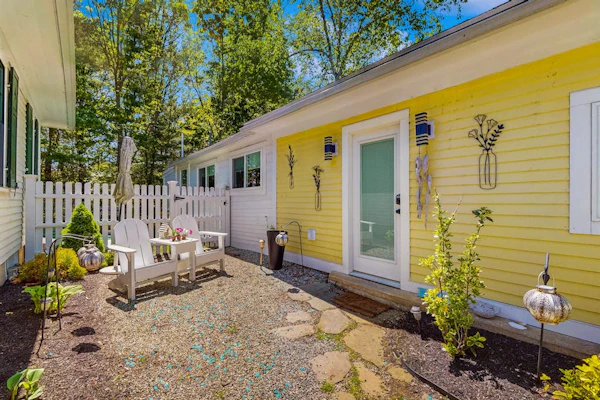 Dog-friendly home with full kitchen, private W/D, & outdoor firepit