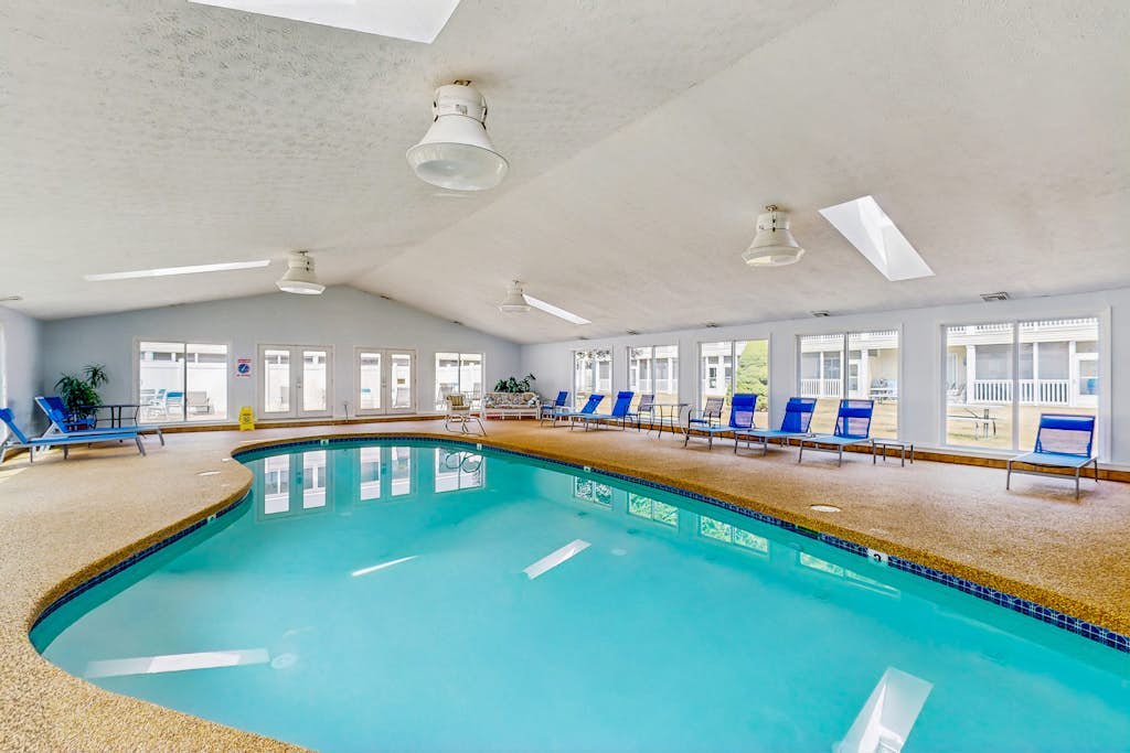 Studio with pool & billiards table - near downtown & beaches