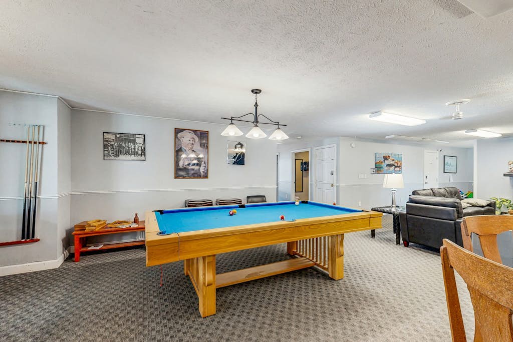 Studio with pool & billiards table - near downtown & beaches